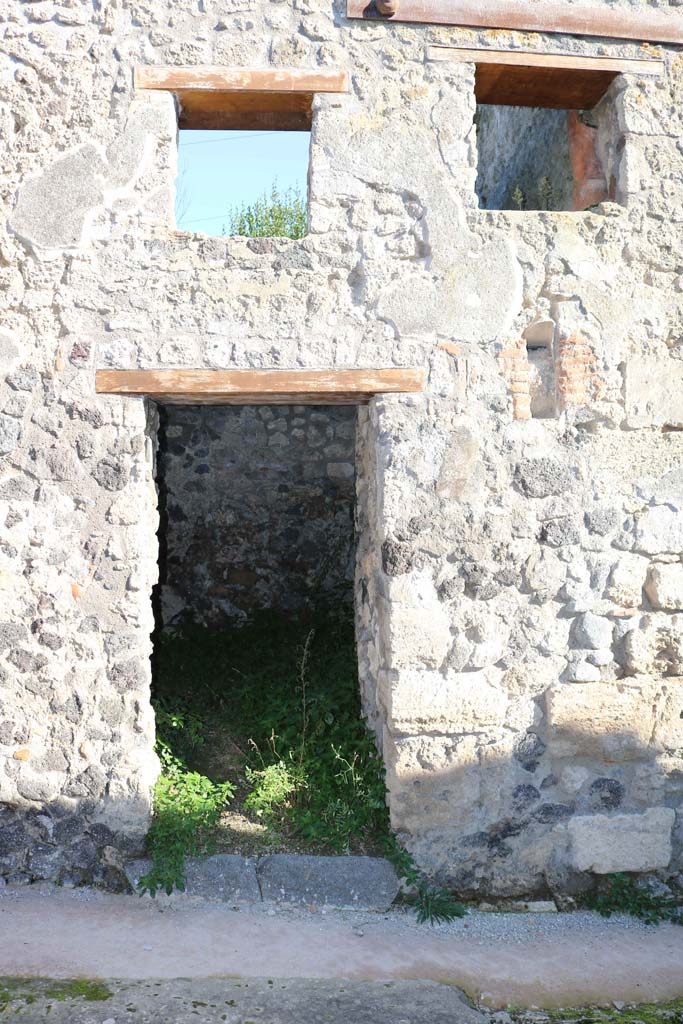 IX.7.15 Pompeii. December 2018.
Looking towards entrance doorway on east side of Vicolo di Tesmo. Photo courtesy of Aude Durand.