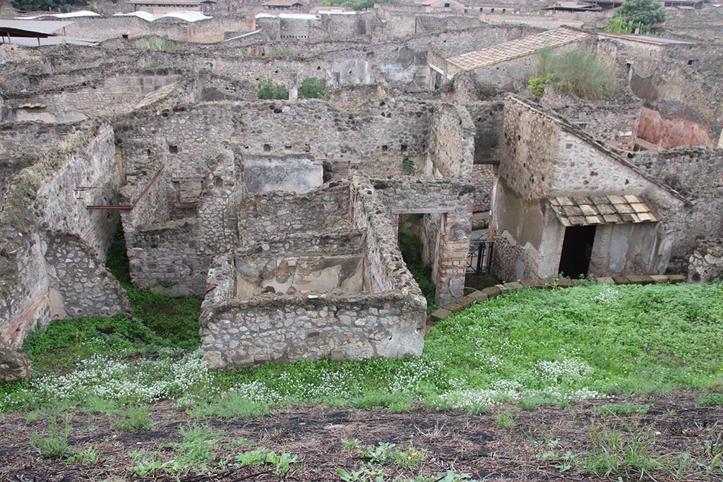 IX.7.16 Pompeii. October 2024.
Looking west towards rear of house from Casina dell’Aquila, with entrance doorway, on right. Photo courtesy of Klaus Heese.