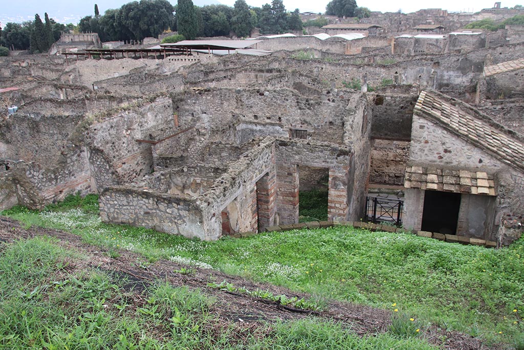 IX.7.16 Pompeii. October 2024.
Looking south-west from Casina dell’Aquila across atrium 2, lower right, towards doorways to rooms “c” and 3, on south side.
On the west side of the atrium 2, are doorways to rooms “b”, entrance corridor 1, and room “a”, centre right. Photo courtesy of Klaus Heese.