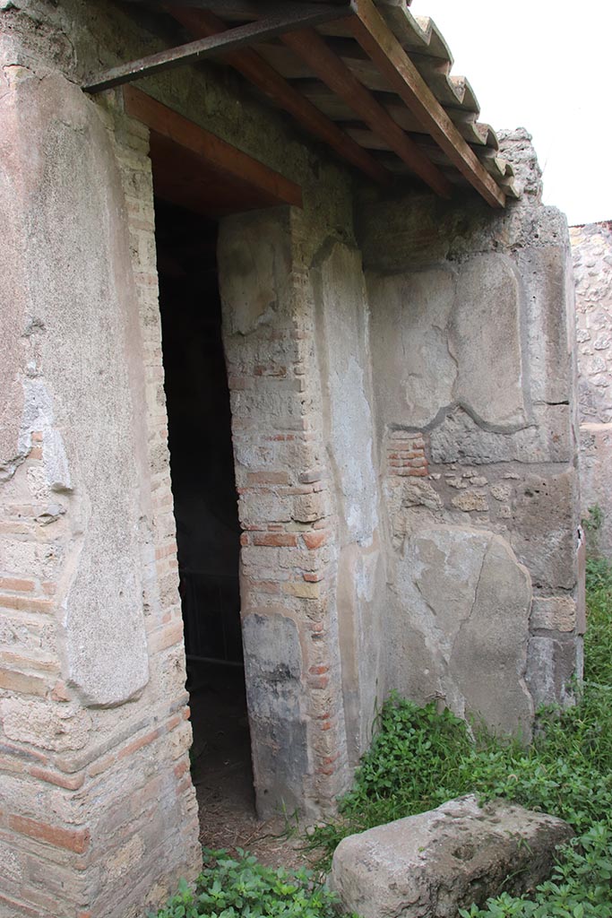 IX.7.16 Pompeii. October 2024.
Doorway into room “a” in north-west corner of atrium. Photo courtesy of Klaus Heese.