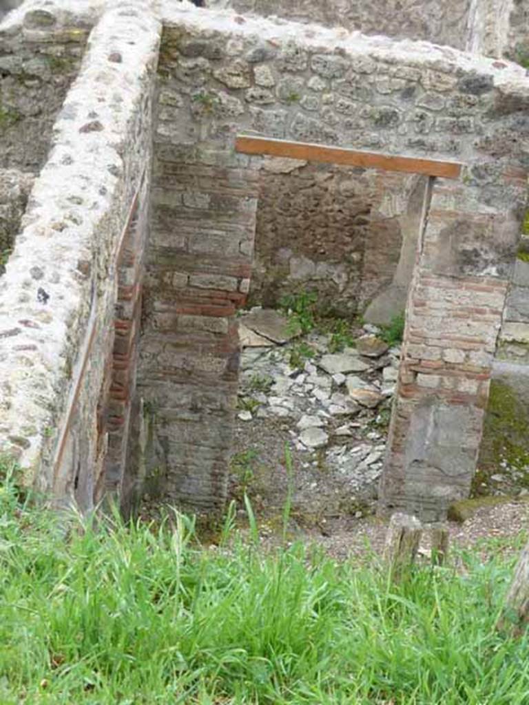 IX.7.16 Pompeii. May 2010. Doorway to triclinium “b”, on south side of entrance.
Found on the east wall of the triclinium, according to Schefold was Bellerophon and Pegasus.
According to Peters (1963), in situ practically nothing remained of the painting.
See Schefold, K., 1957. Die Wande Pompejis. Berlin: De Gruyter. (p.269)