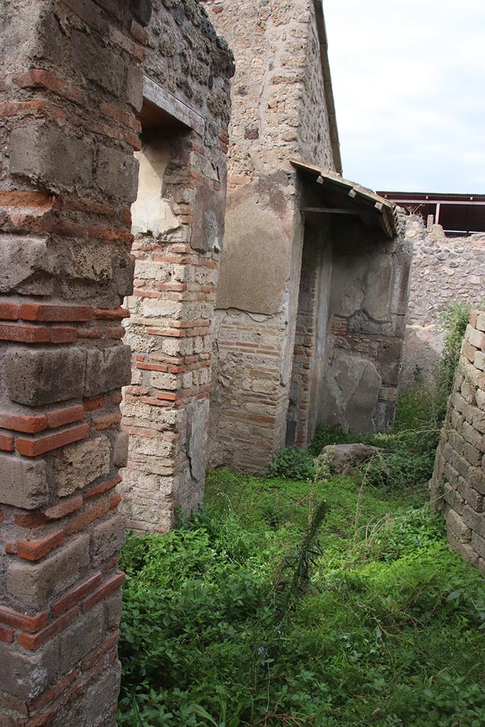 IX.7.16 Pompeii. October 2024.
Looking north through doorway from room 3, across atrium 2. Photo courtesy of Klaus Heese.