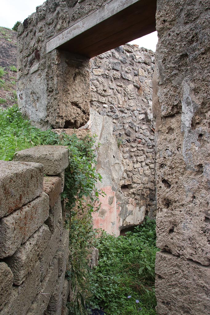 IX.7.16 Pompeii. October 2024.
Looking towards doorway into room “c”, cubiculum, on south side of atrium. Photo courtesy of Klaus Heese.