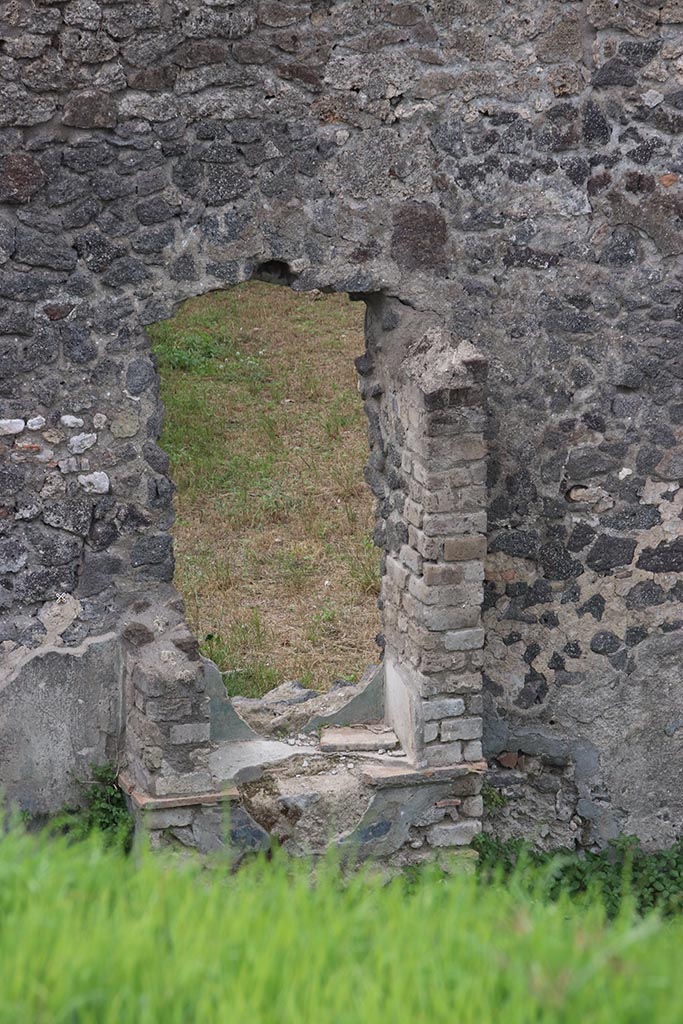 IX.7.16 (?) Pompeii. October 2024.
Niche against west wall, on south side of fountain. Photo courtesy of Klaus Heese.