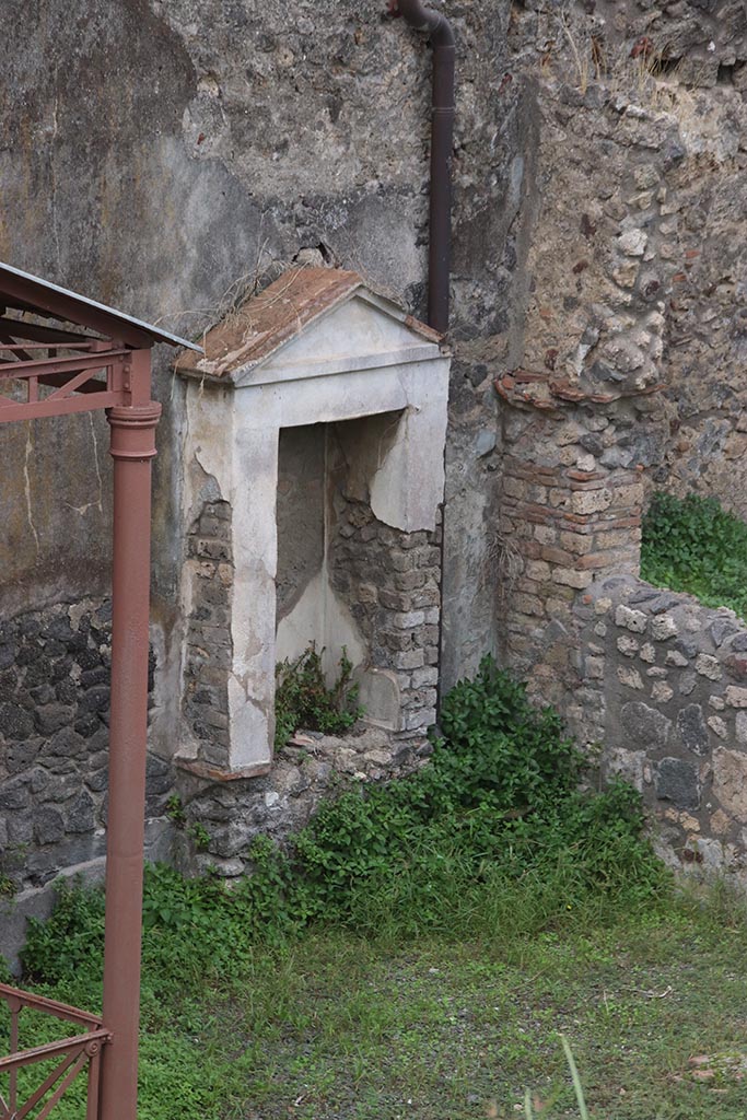 IX.7.16 (?) Pompeii. October 2024.
Niche against west wall, on north side of fountain. Photo courtesy of Klaus Heese.