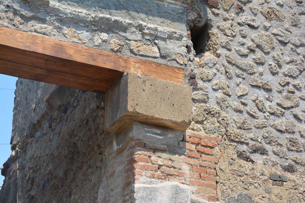 IX.7.16 Pompeii. July 2017. Looking towards upper south side of entrance doorway.
Foto Annette Haug, ERC Grant 681269 DÉCOR.