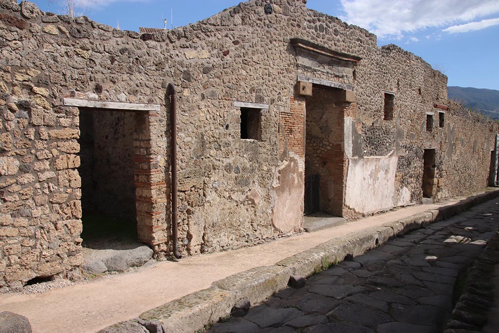 IX.7.17, on right. October 2024.
Entrance doorways on east side of Vicolo di Tesmo, with IX.7.16 in centre, and IX.7.15, on right. Photo courtesy of Klaus Heese.