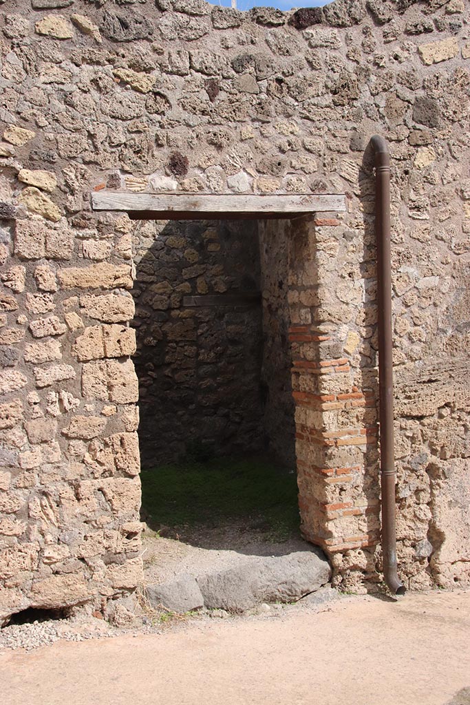 IX.7.17 Pompeii. October 2024.
Looking east towards entrance doorway. Photo courtesy of Klaus Heese.