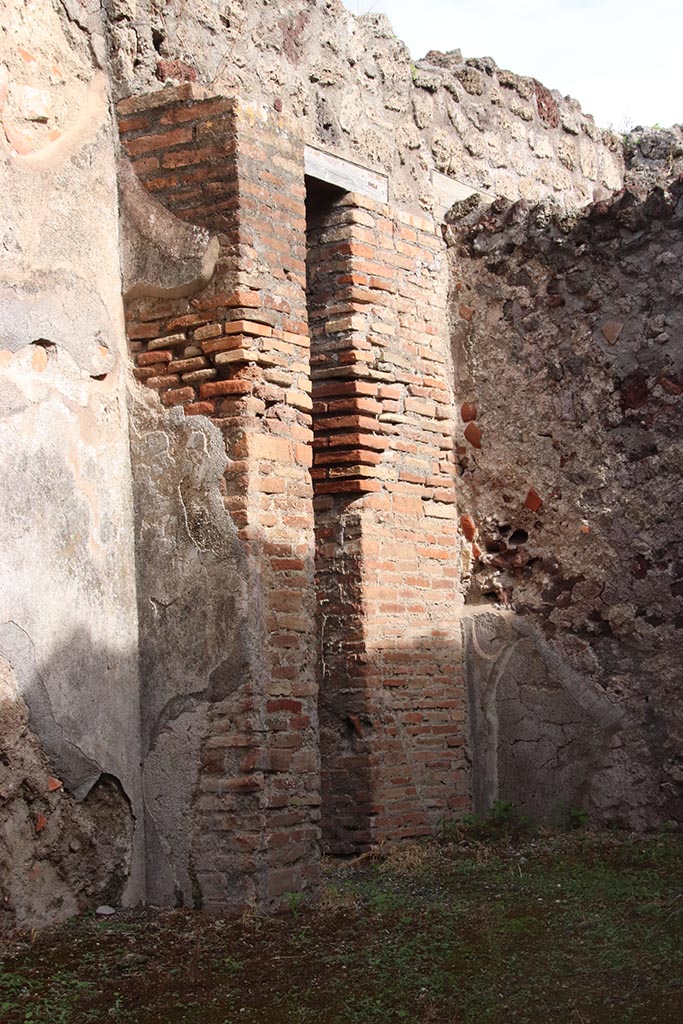 IX.7.18 Pompeii. October 2024.
Doorway in north wall at east end of rear room, into atrium of IX.7.19. Photo courtesy of Klaus Heese.