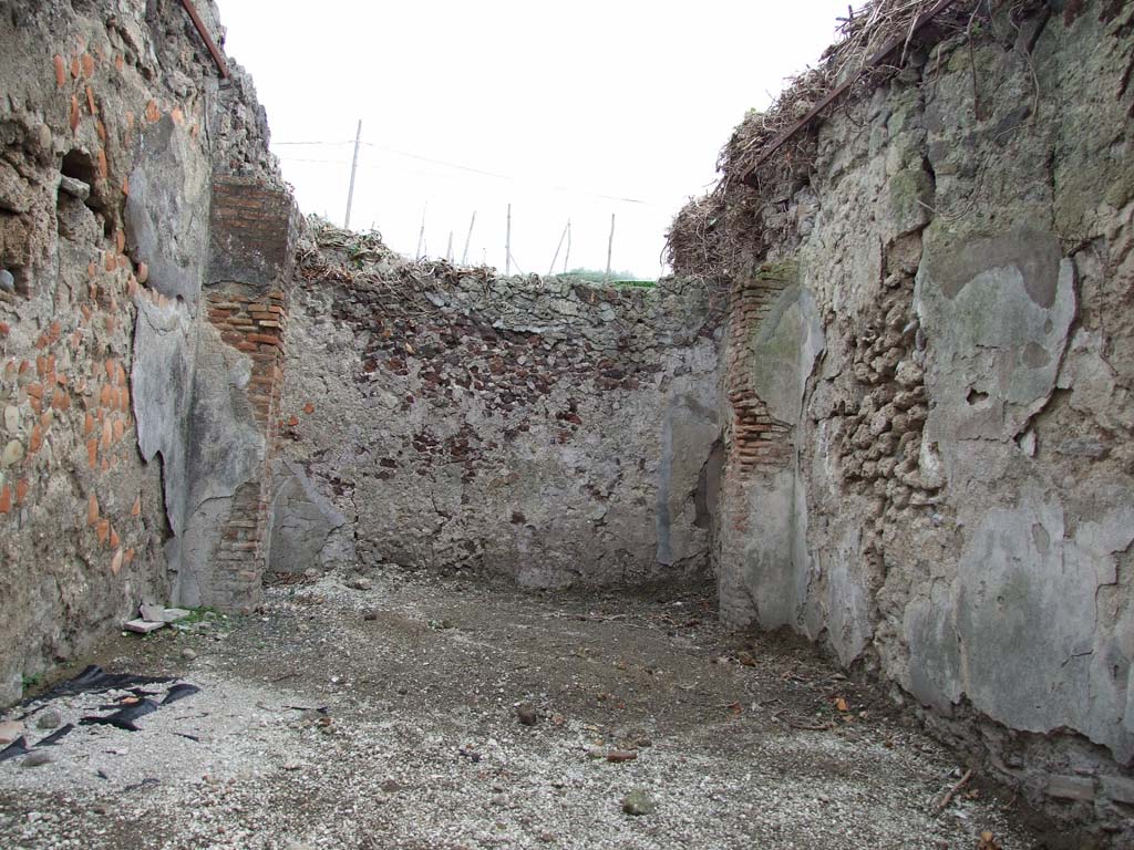 IX.7.18 Pompeii. December 2007. Looking east across shop towards rear room.
According to Eschebach, on the left would have been the stairs to the upper floor.
A doorway in the rear room would have led into the atrium of IX.7.19.
See Eschebach, L., 1993. Gebäudeverzeichnis und Stadtplan der antiken Stadt Pompeji. Köln: Böhlau. (p.434)