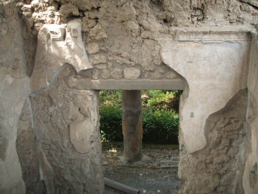 IX.7.20 Pompeii from IX.7.25. May 2005.
Looking west into peristyle from small room (L) on east side of peristyle.
According to Schefold, found in this room were three wall paintings.
They were Dionysus finding Ariadne, Poseidon and Amymone, and Ariadne giving Theseus a ball of thread.
See Schefold, K., 1962. Vergessenes Pompeji. Bern: Francke. (He described it as “room l”) p.173 and Taf. I77, nos I. 2. 4
See Eschebach, L., 1993. Gebäudeverzeichnis und Stadtplan der antiken Stadt Pompeji. Köln: Böhlau. (p.434)
See Bragantini, de Vos, Badoni, 1986. Pitture e Pavimenti di Pompei, Parte 3. Rome: ICCD. (p.506-7, cubiculum room L)
See Mau, A: BdI 1883, (p.71-75)