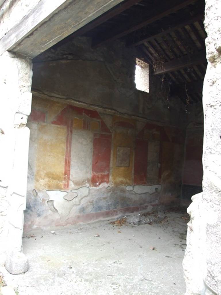 IX.7.20 Pompeii. December 2007. Looking east through doorway into large triclinium (room i) on south side of peristyle.
According to Peters, this was a late Third Style decorated triclinium, that Schefold had dated to “under Vespasian”.
See Peters, W.J.T. (1963): Landscape in Romano-Campanian Mural Paintings. The Netherlands, Van Gorcum. (p.108)
See Bragantini, de Vos, Badoni, 1986. Pitture e Pavimenti di Pompei, Parte 3. Rome: ICCD. (p.504-506)