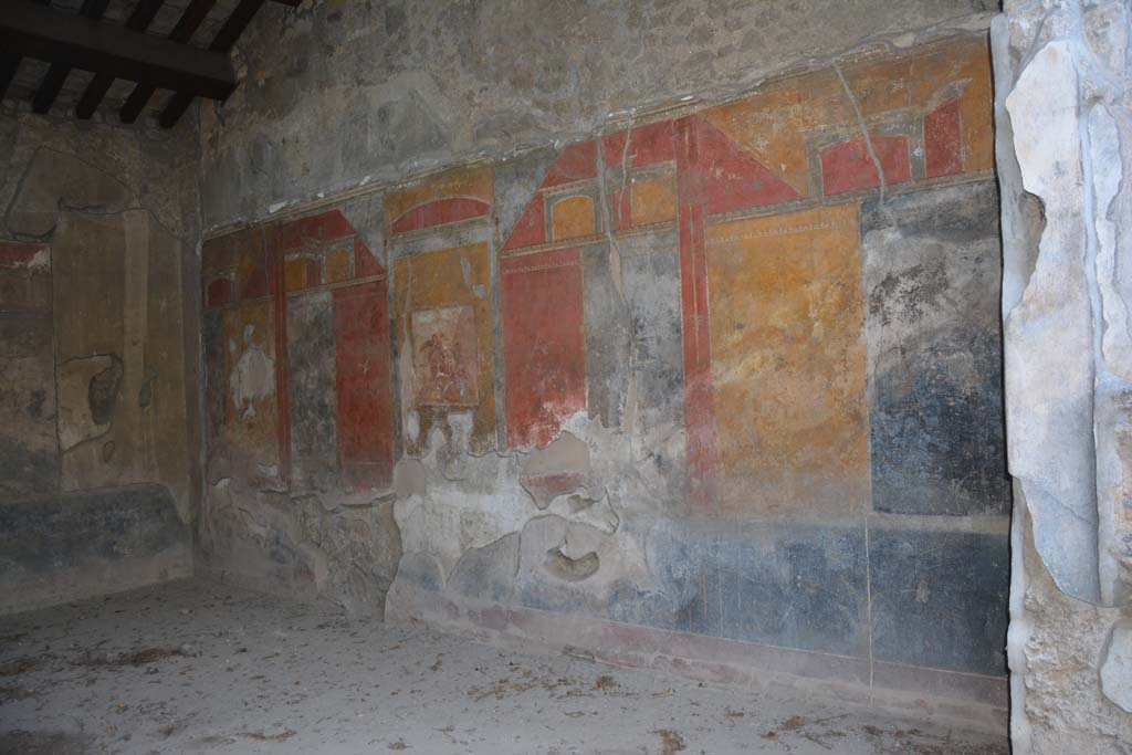 IX.7.20 Pompeii. October 2019. Large triclinium (room i), looking west through doorway from south portico.
Foto Annette Haug, ERC Grant 681269 DÉCOR.