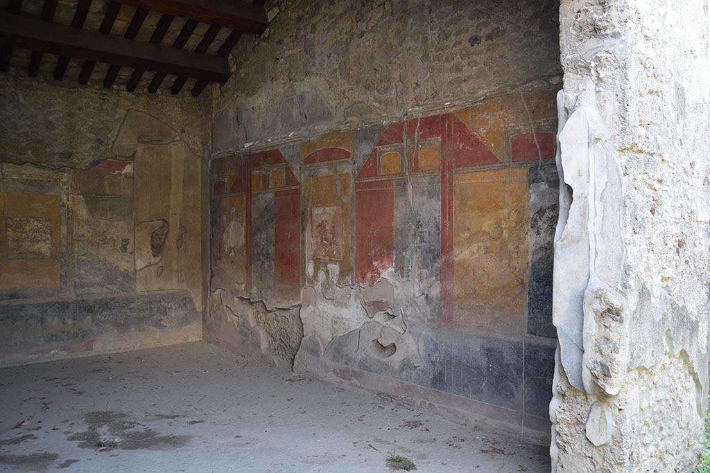 IX.7.20 Pompeii. October 2017.
Large triclinium (room i), looking along west wall through doorway from south portico. Photo courtesy of Johannes Eber.