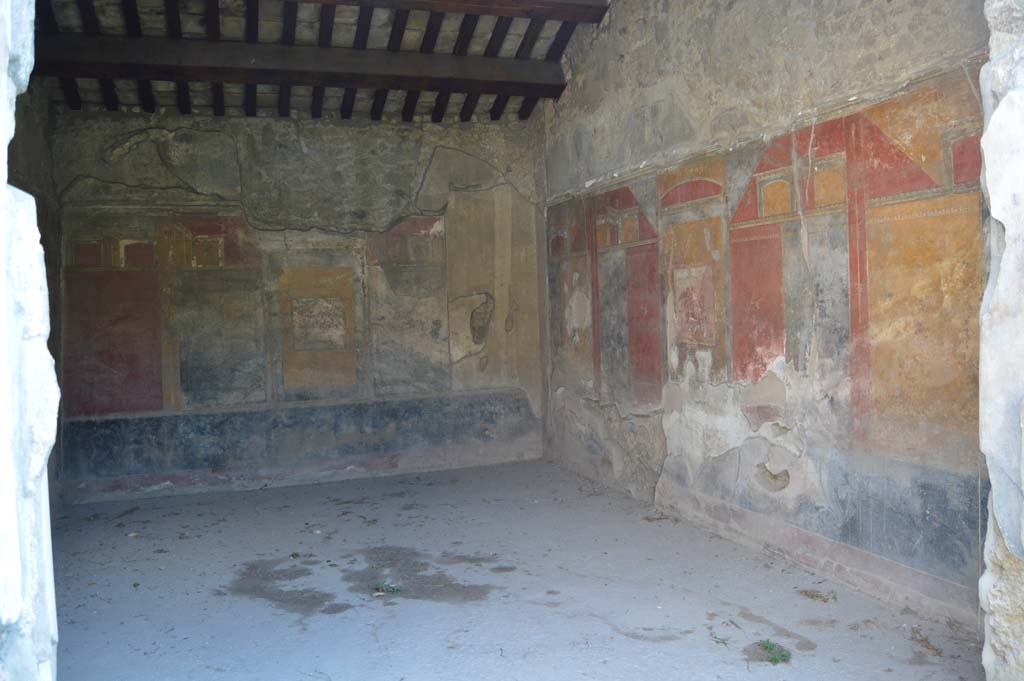 IX.7.20 Pompeii. October 2017. Looking west through doorway into large triclinium (room i) on south side of peristyle.
Foto Taylor Lauritsen, ERC Grant 681269 DÉCOR.