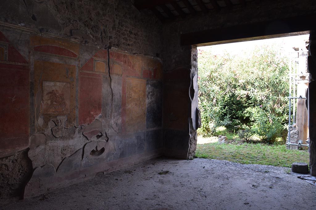 IX.7.20 Pompeii. October 2017.
Large triclinium (room i), looking towards north-west corner and doorway onto south portico. Photo courtesy of Johannes Eber.