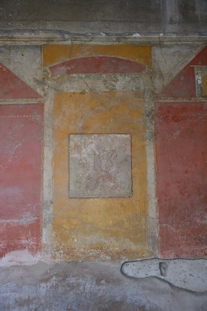 IX.7.20 Pompeii. October 2019.
Large triclinium (room i), central panel from east wall with painting of Ares and Aphrodite or Mars and Venus, surrounded by cupids.
Foto Annette Haug, ERC Grant 681269 DÉCOR.