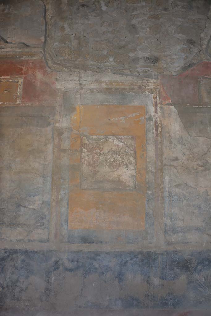 IX.7.20 Pompeii. October 2019.
Large triclinium (room i), central panel on south wall with remains of wall painting of Dionysus discovering Ariadne.
Foto Annette Haug, ERC Grant 681269 DÉCOR.