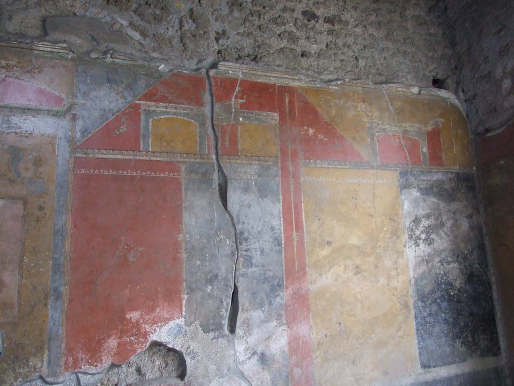 IX.7.20 Pompeii. December 2007. Room (i), west wall, north end.
On the black panel with crack running through its centre, a painting of a vase, circle and a palm, can be seen.