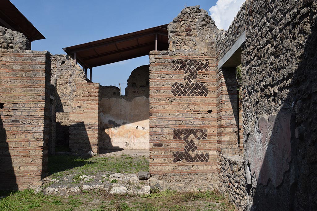 IX.7.20 Pompeii. October 2017.
Looking north across atrium to ala or triclinium (room e) from large room (k) with window. Photo courtesy of Johannes Eber.