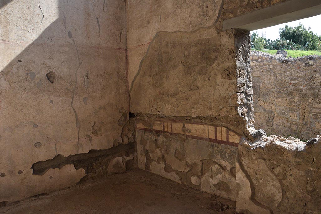 IX.7.20 Pompeii. October 2017.
Room “s”, triclinium, looking towards south-east corner with bed recess, and with window in south wall overlooking garden area “u”.
Photo courtesy of Johannes Eber.