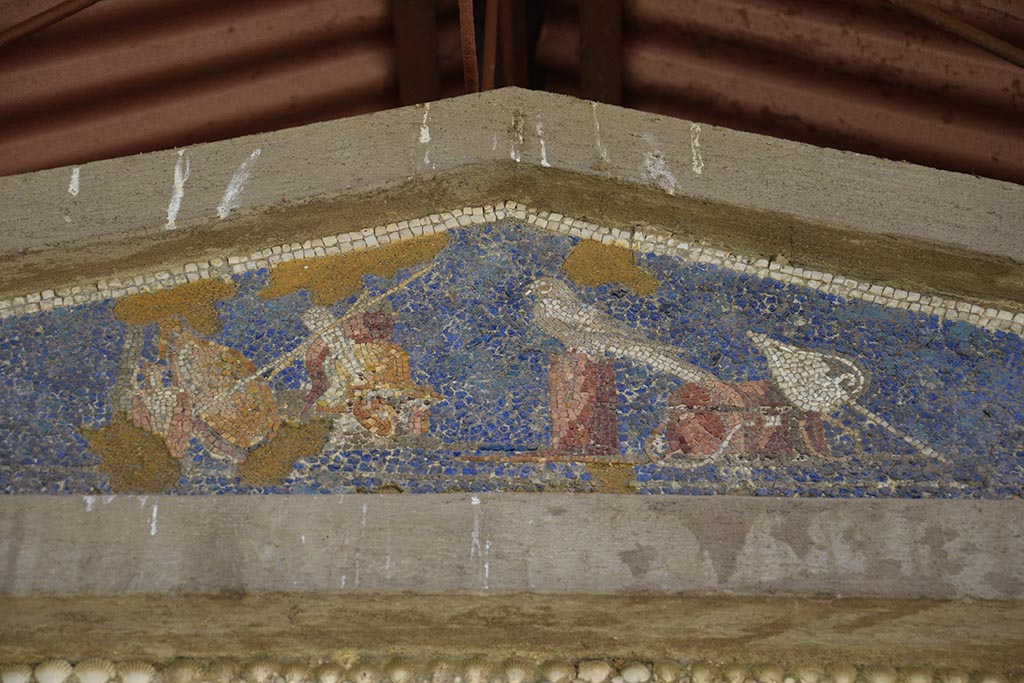 IX.7.20 Pompeii. October 2017.  Mosaic fountain, detail from top pediment. Photo courtesy of Johannes Eber.