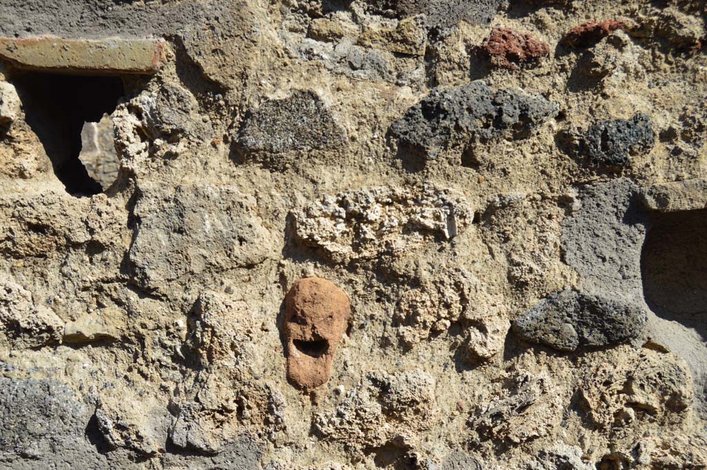 IX.7.21 Pompeii. October 2017. Façade with terracotta mask decoration embedded into masonry.
Foto Taylor Lauritsen, ERC Grant 681269 DÉCOR.