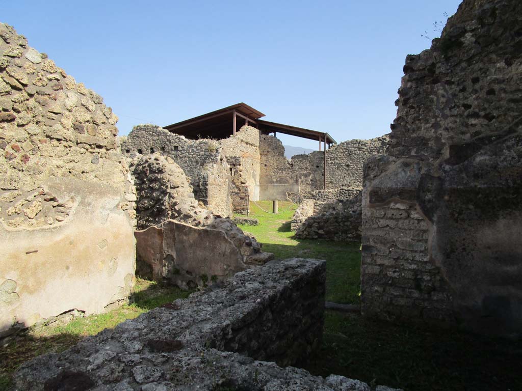 IX.7.22 Pompeii. April 2019. Looking south-east across remains of counter.
Photo courtesy of Rick Bauer.