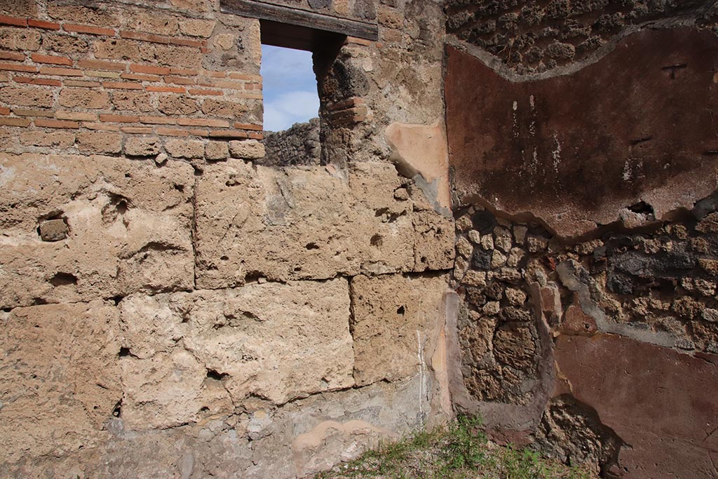 IX.7.22 Pompeii. October 2024.
Looking towards north-east corner of the room on east side of caupona/bar-room. Photo courtesy of Klaus Heese.