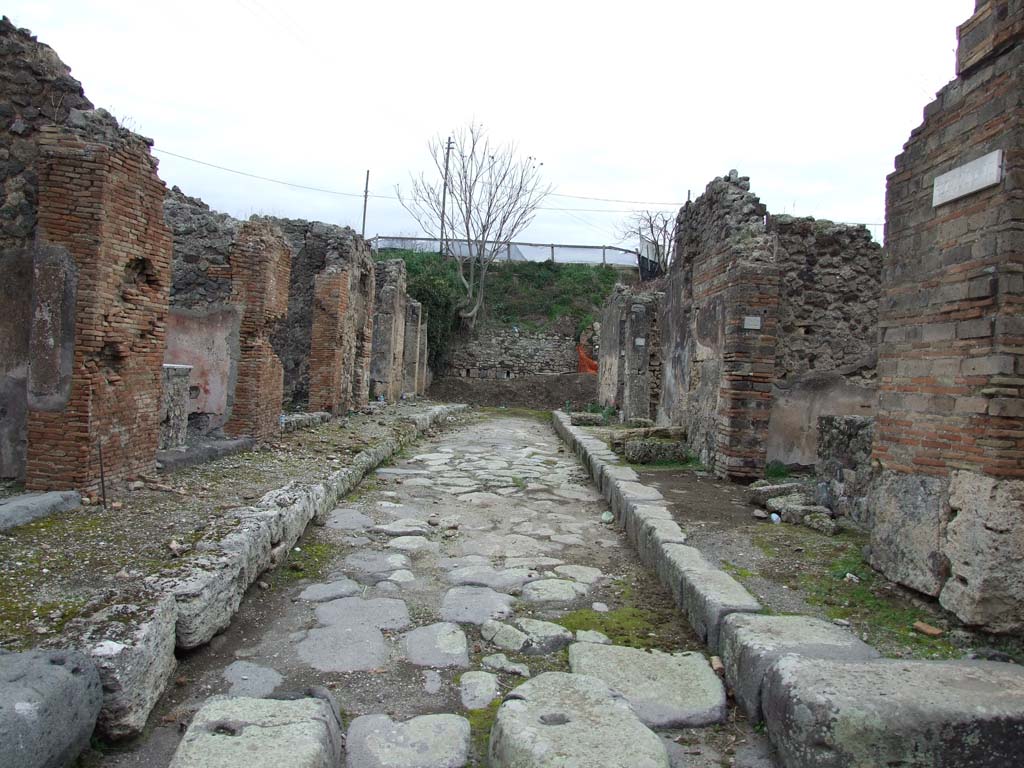 IX.6 Pompeii. December 2007. Unnamed vicolo leading to unexcavated area, looking east. IX.7.22, on right.