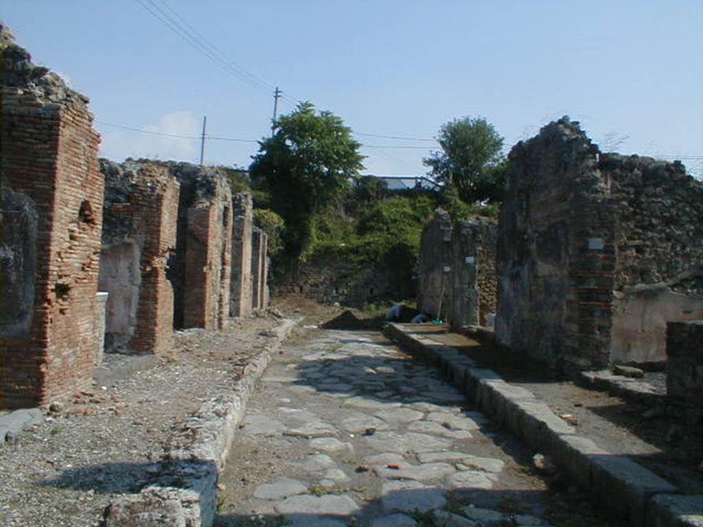 IX.6 Pompeii, on left. Unnamed vicolo looking east. IX.7.22 on right.