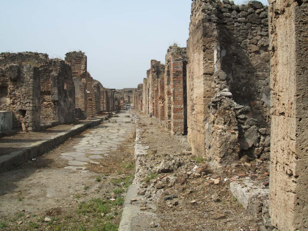IX.7.24 Pompeii, on left. May 2005. Unnamed vicolo looking west. IX.6, on right.