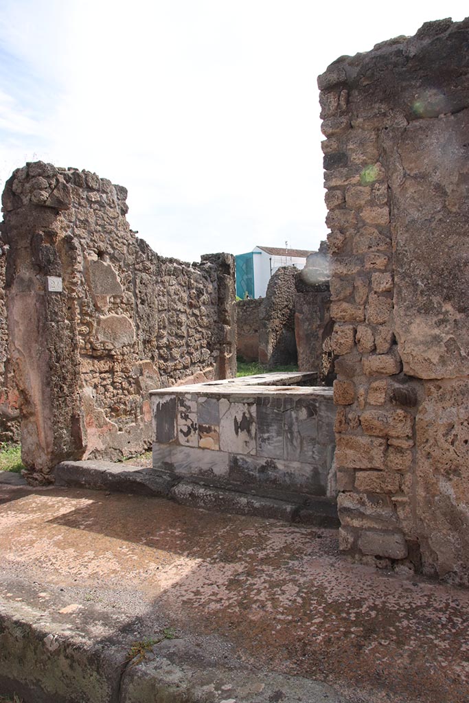 IX.7.24 Pompeii. October 2024.
Looking south-east towards entrance from roadway. Photo courtesy of Klaus Heese.