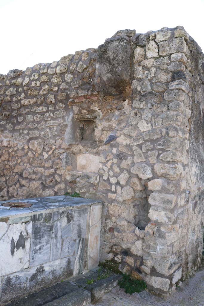 IX.7.24 Pompeii. December 2018.
Looking towards west wall at end of counter. Photo courtesy of Aude Durand.