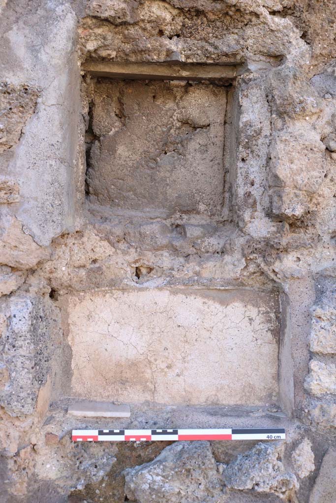 IX.7.24 Pompeii. December 2018.
Detail of niche/recesses set into west wall. Photo courtesy of Aude Durand.
