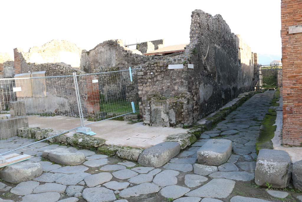 IX.8.1 Pompeii, in centre. December 2018.
Looking towards entrance doorway on south side of Via di Nola. Photo courtesy of Aude Durand.