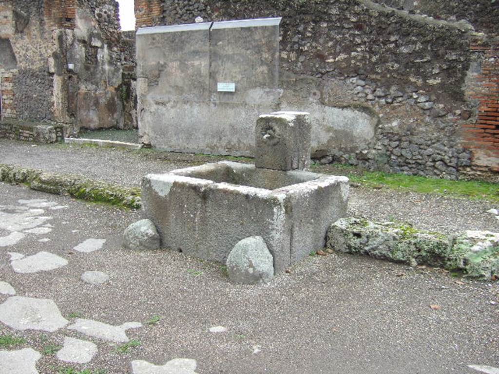 Fountain on Via di Nola, between IX.8.1 and IX.8.2, Pompeii.December 2005.