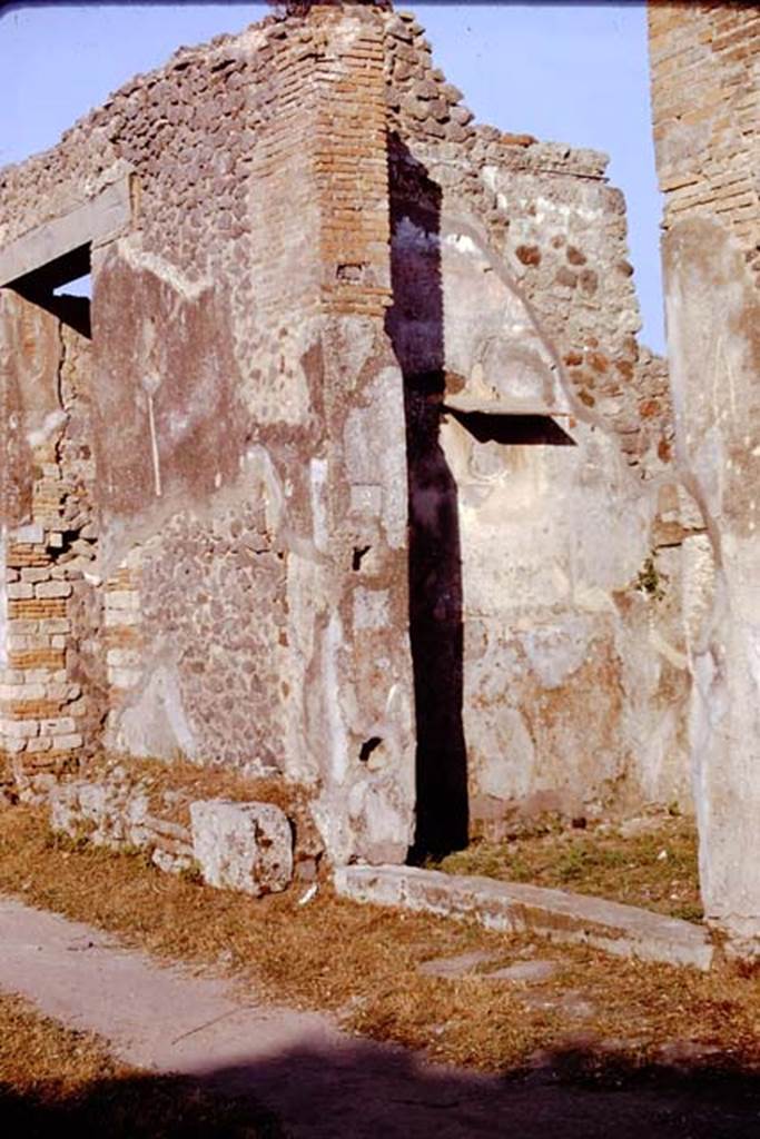 IX.8.2 Pompeii. 1961. Entrance doorway and east wall, with bench outside. Photo by Stanley A. Jashemski.
Source: The Wilhelmina and Stanley A. Jashemski archive in the University of Maryland Library, Special Collections (See collection page) and made available under the Creative Commons Attribution-Non Commercial License v.4. See Licence and use details.
J61f0767