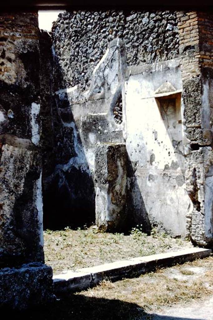 IX.8.2 Pompeii. 1961. Entrance doorway and west wall. Photo by Stanley A. Jashemski.
Source: The Wilhelmina and Stanley A. Jashemski archive in the University of Maryland Library, Special Collections (See collection page) and made available under the Creative Commons Attribution-Non Commercial License v.4. See Licence and use details.
J61f0834