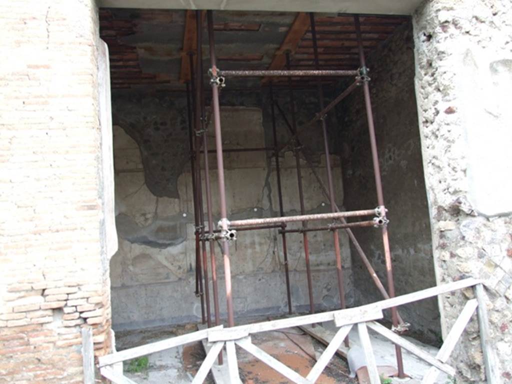 IX.8.6 Pompeii. March 2009. Room 57, White Triclinium on North Portico. Looking North.