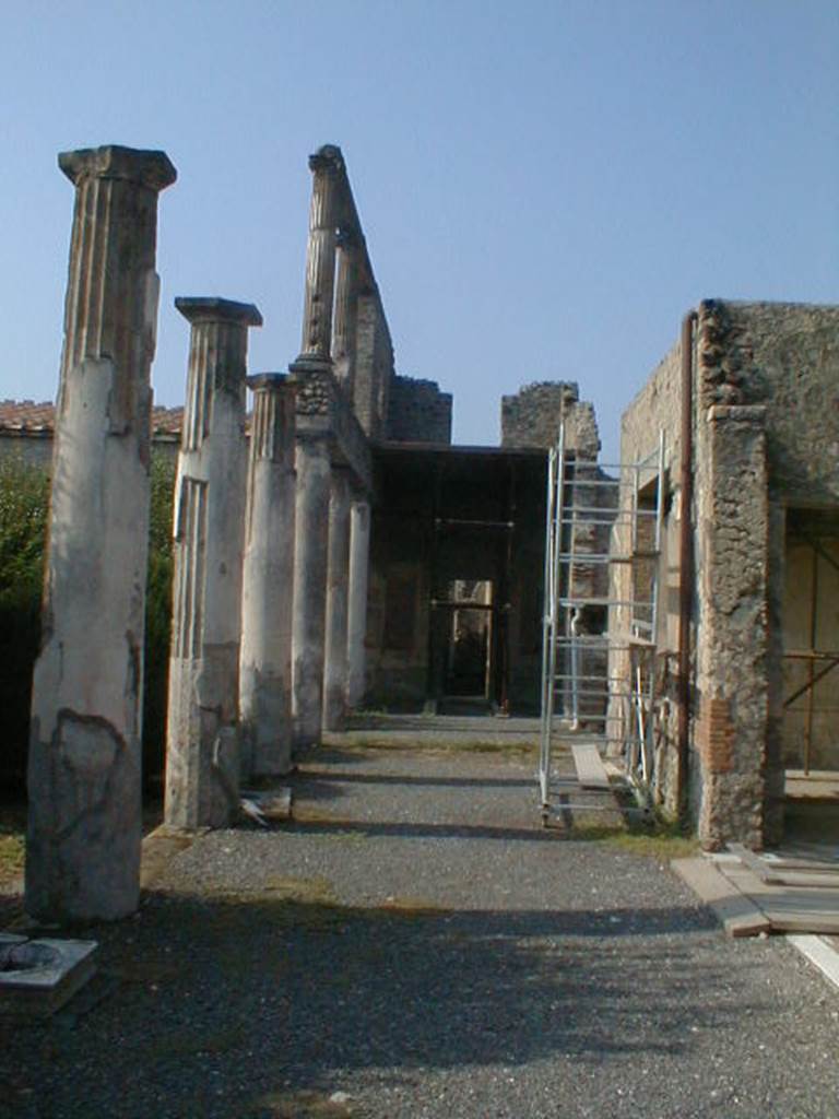 IX.8.6 Pompeii. September 2004.
North portico, looking west along north side of peristyle towards doorway to corridor 35.