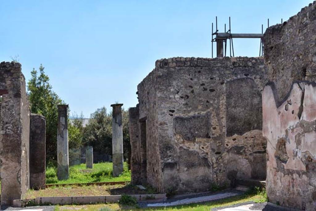 IX.8.6 Pompeii. April 2018. Looking towards south-west corner of atrium, with south wall of room 8, ala, on right.
On the left is the tablinum, room 9. Photo courtesy of Ian Lycett-King.
Use is subject to Creative Commons Attribution-NonCommercial License v.4 International