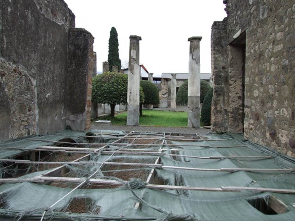 IX.8.6 Pompeii. March 2009. Room 9, Tablinum. Looking south to peristyle garden.