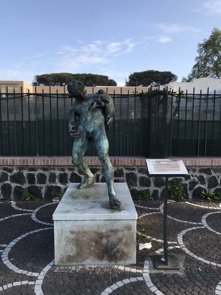 IX.8.6 Pompeii. April 2019. Reproduction statue of Satyr with wineskin, originally found in peristyle garden.
Photo courtesy of Rick Bauer.
This copy was donated to the town of Pompei by the society GORI in 2008.
Today it stands in a road on the south side of Pompeii Scavi.