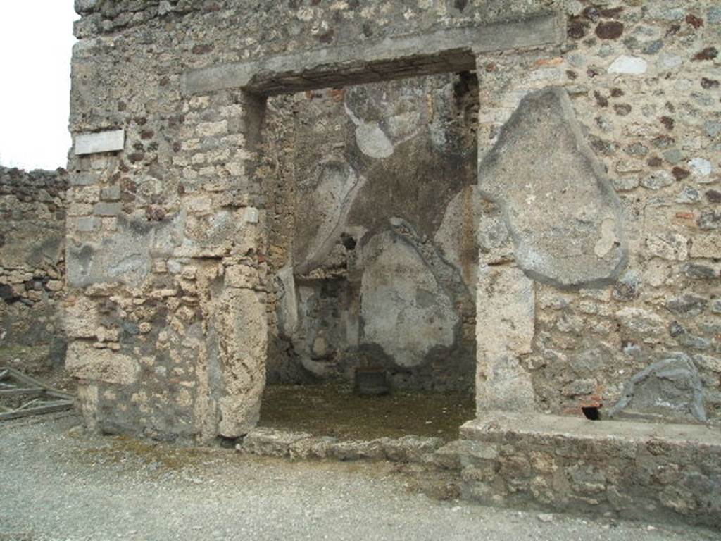 IX.8.7 Pompeii. May 2005. Entrance, with bench outside on Via di Nola.
According to Della Corte, Urbanus was the name of the person living on the upper floor, above this shop. Amongst  the few pieces of equipment found here, was a compass.  He thought he was a maker of balances or weights (Sacomarius). A mutilated recommendation found here read �
Urbanus  sa(comarius?)  (rogat)     [CIL IV 3752]. See Della Corte, M., 1965.  Case ed Abitanti di Pompei. Napoli: Fausto Fiorentino. (p.137)
According to Epigraphik-Datenbank Clauss/Slaby (See www.manfredclauss.de), it read -
Verum
Iivir(um)  d(ignum)  r(ei)  p(ublicae)
Urbanus salg[        [CIL IV 3752]
Another recommendation probably for the same Urbanus was found between IX.8.5 and 6, see IX.8.5.
