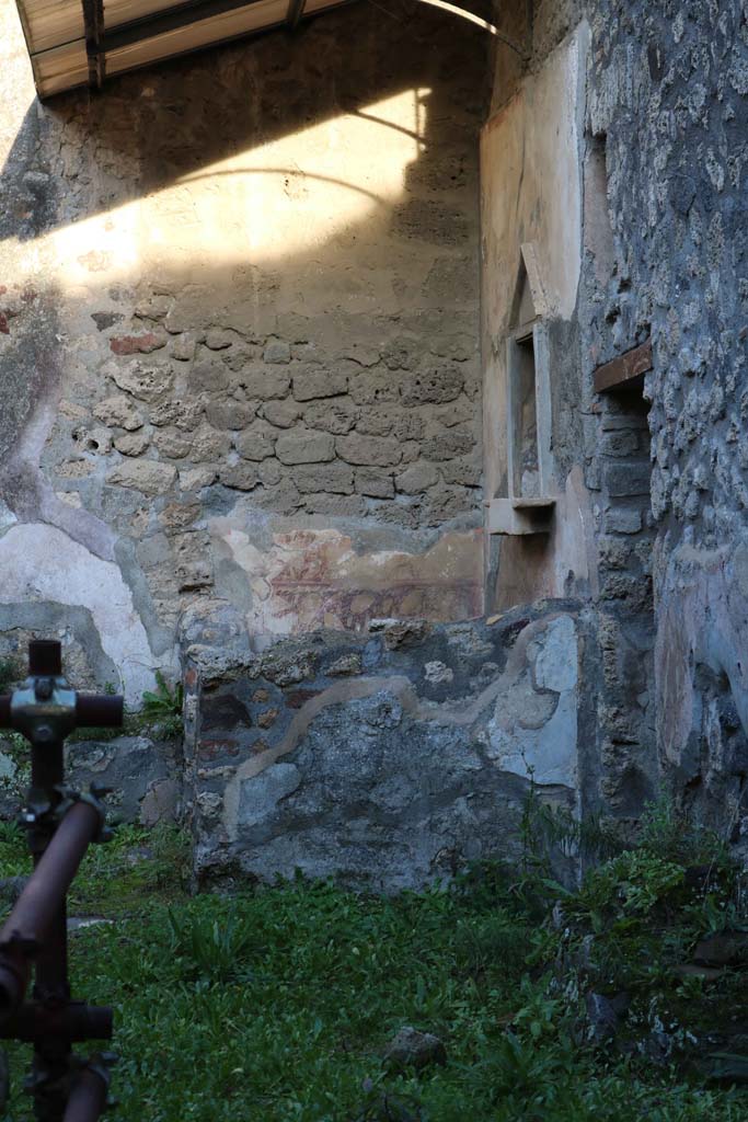 IX.8.a Pompeii. December 2018.
Looking east towards lararium, from entrance doorway. Photo courtesy of Aude Durand.