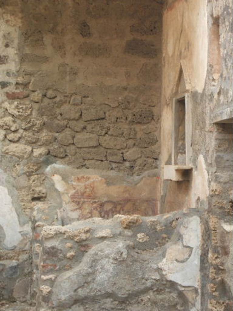 IX.8.a Pompeii. May 2005. Looking east from doorway.