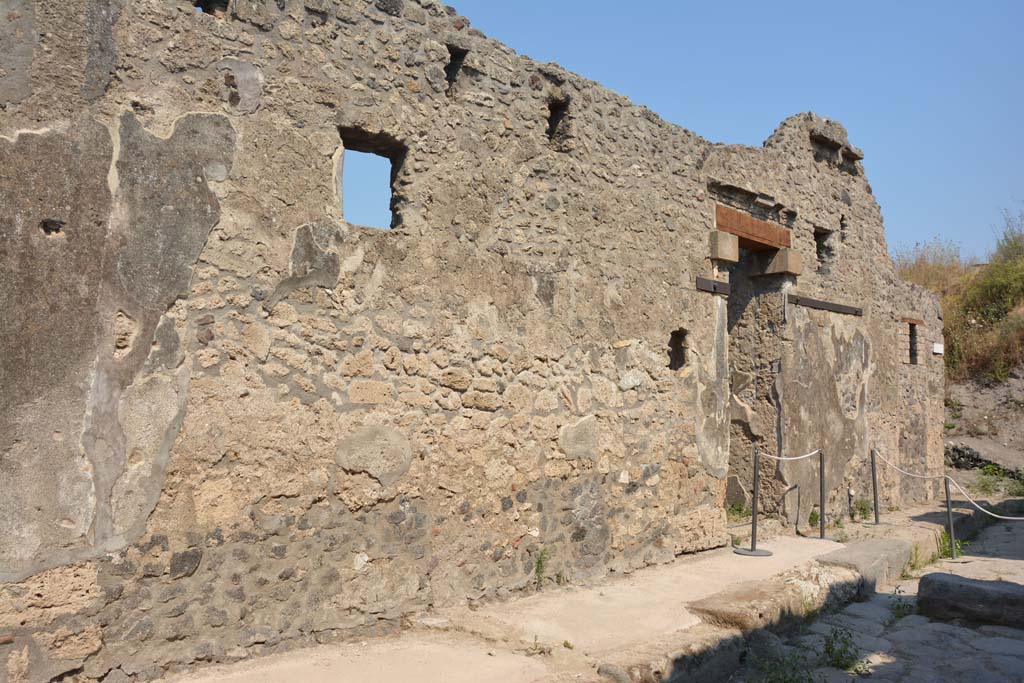 IX.8.b Pompeii. July 2017. Looking south along front facade on east side of Vicolo del Centenario.
Foto Annette Haug, ERC Grant 681269 DÉCOR.