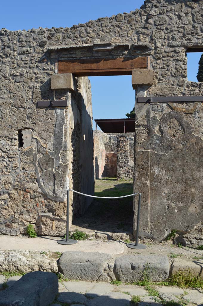 IX.8.b Pompeii. October 2017. Entrance doorway and detail of pavement outside.
Foto Taylor Lauritsen, ERC Grant 681269 DÉCOR.