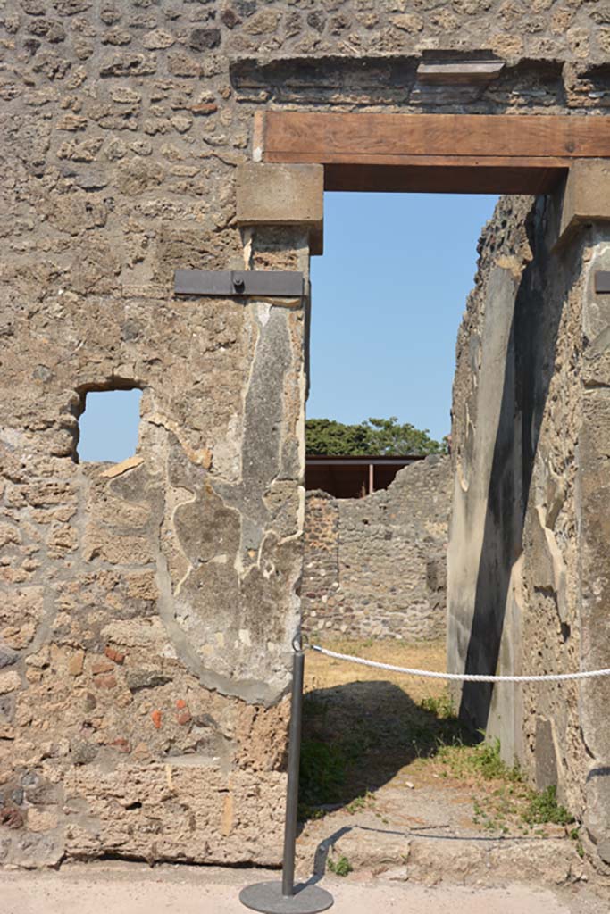 IX.8.b Pompeii. July 2017. North side of entrance doorway.
Foto Annette Haug, ERC Grant 681269 DÉCOR.